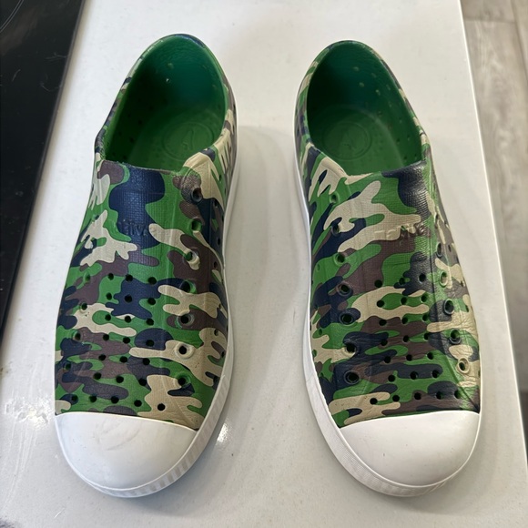 NATIVE Green Cream Camo Print Jefferson Slip On Water Shoes Size 3 Big Kid - Picture 1 of 6